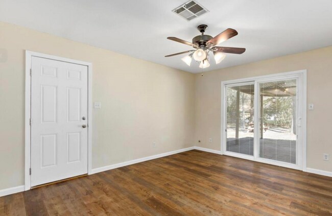 Building Photo - 7811 Pecan Ln