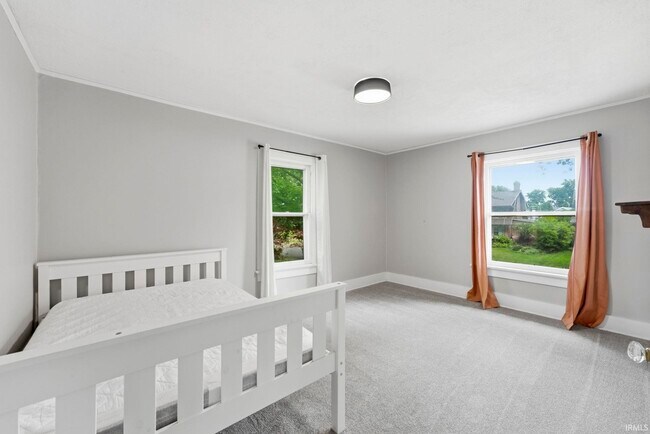 Building Photo - 527 W Oakdale Dr