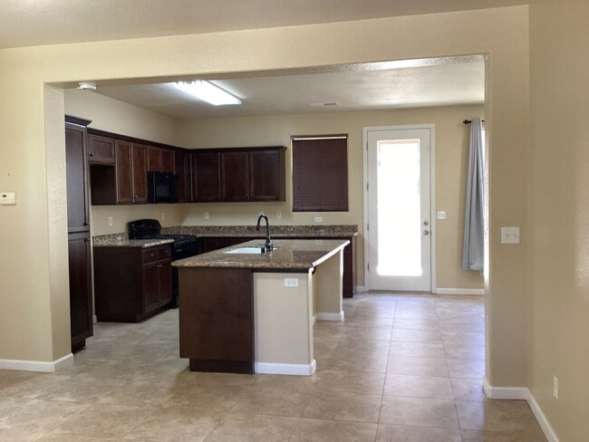 Building Photo - 7479 E Giavanna Ave