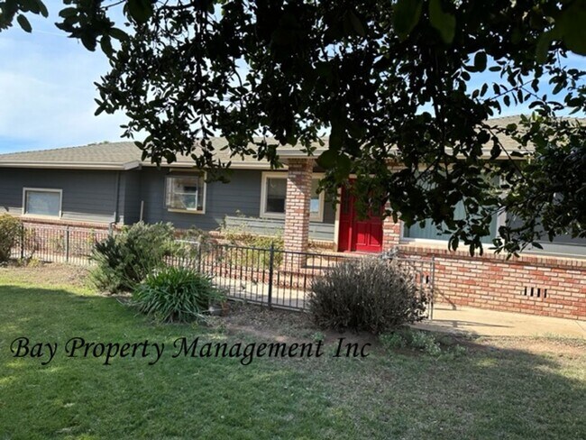 Primary Photo - Beautiful 3 bedroom in the foothills outsi...