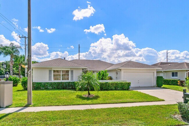 Building Photo - 10990 Greentrail Dr S