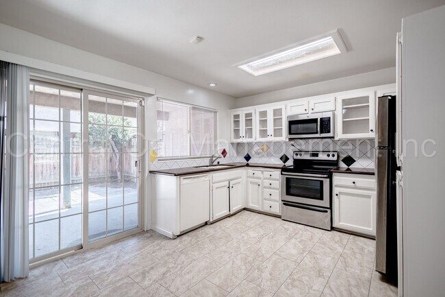 Building Photo - 2 Bedroom/2 Bath Condo - $1495 per Month!