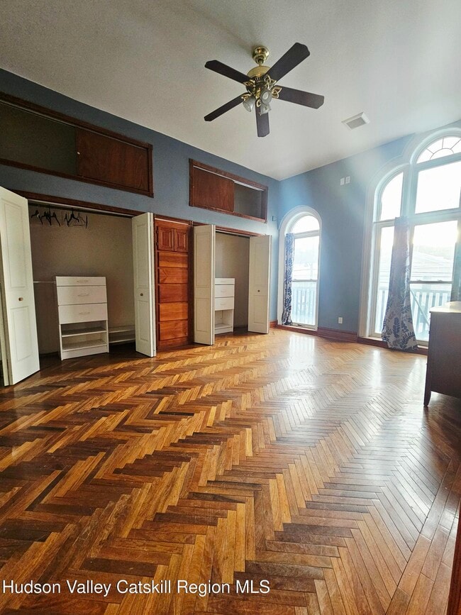 Building Photo - 305 Main St