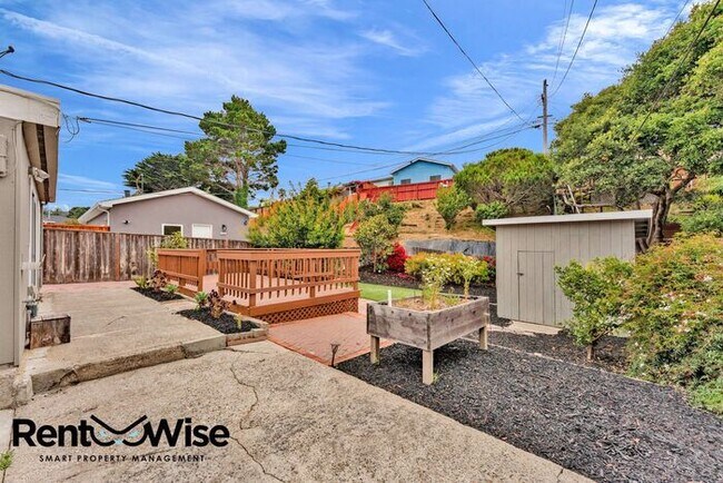 Building Photo - 110 Cuesta Dr