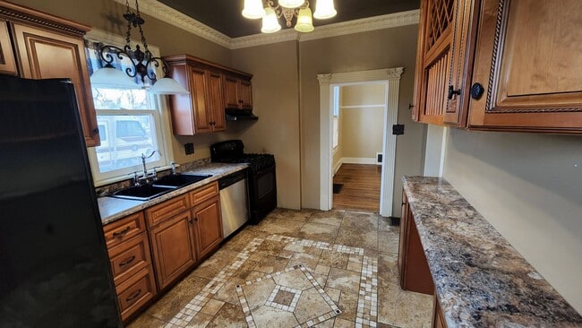 Building Photo - PET FRIENDLY 3 BEDROOM, 2 BATHROOM, DOWNTOWN LOCATION!