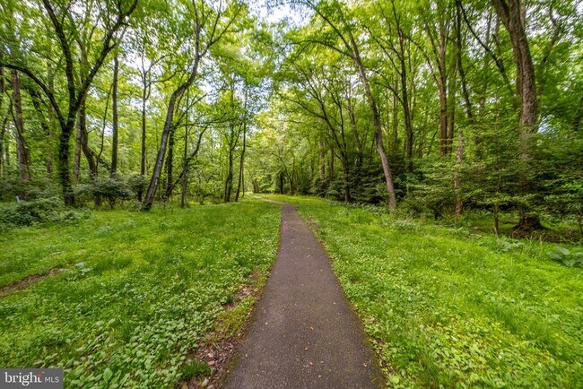 Building Photo - 2235 Abbotsford Dr