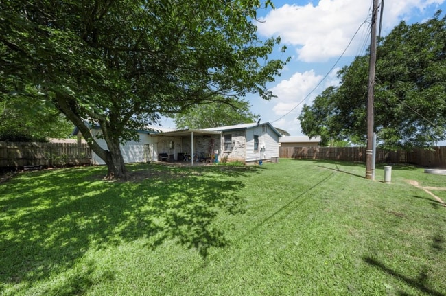 Building Photo - 305 David Davis Dr
