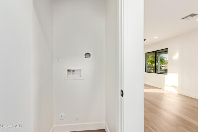 Building Photo - 9042 N 3rd Ave