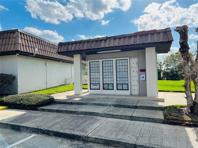 Building Photo - 57 Windtree Ln