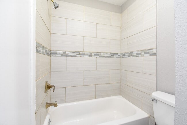 Building Photo - 2110 Hilton Head Dr