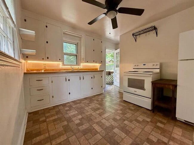 Building Photo - Beautiful Cottage Style Home