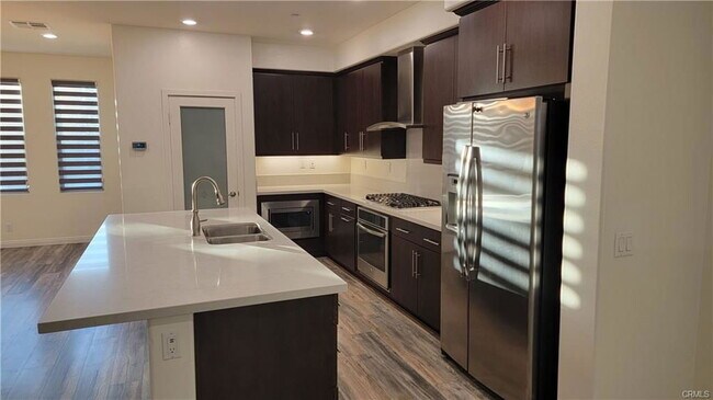 Building Photo - 112 Acamar