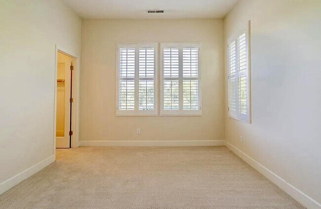 Building Photo - 2520 Club Dr