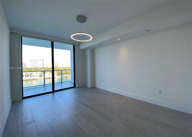 Building Photo - 10201 E Bay Harbor Dr