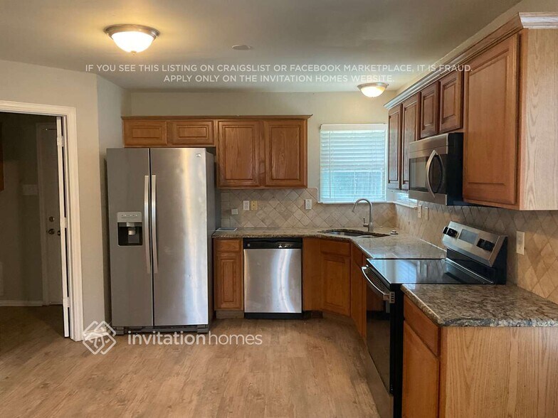Building Photo - 823 Yellowstone Dr
