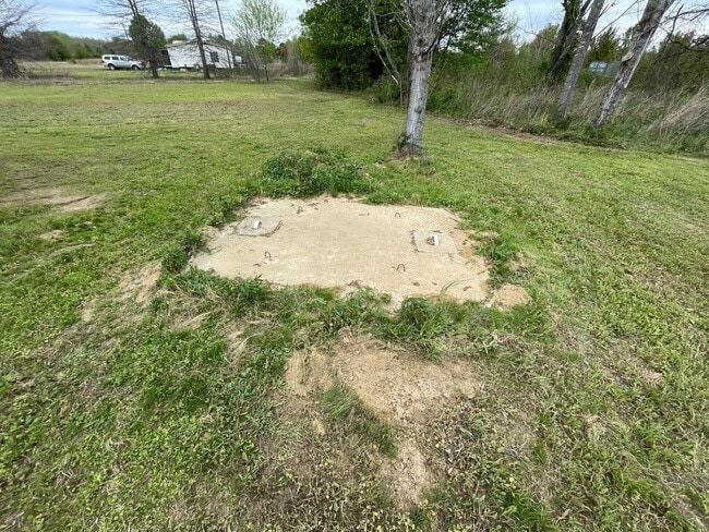 Building Photo - Country living with spacious front and backyard - 3 beds/ 2bath available now