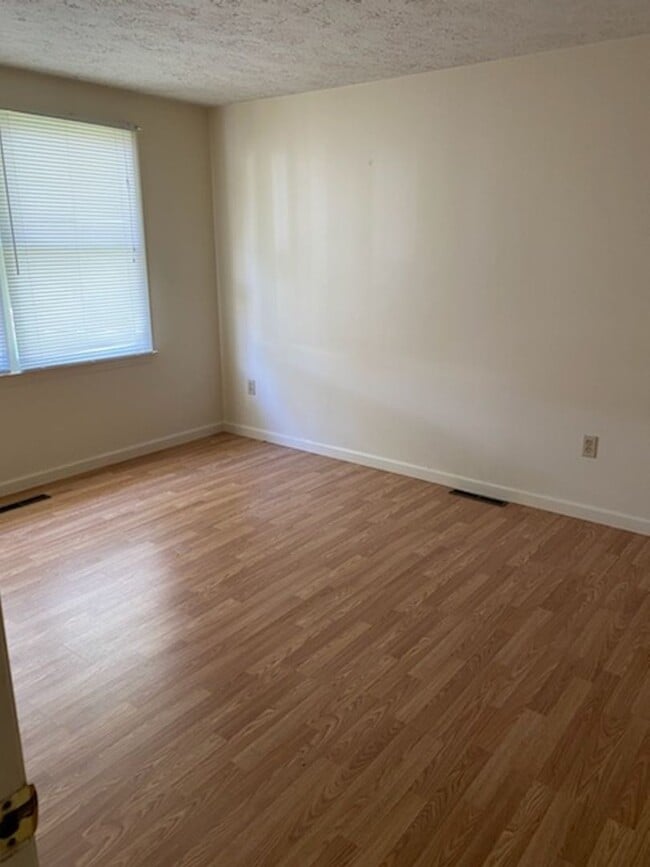 Building Photo - 703 School St