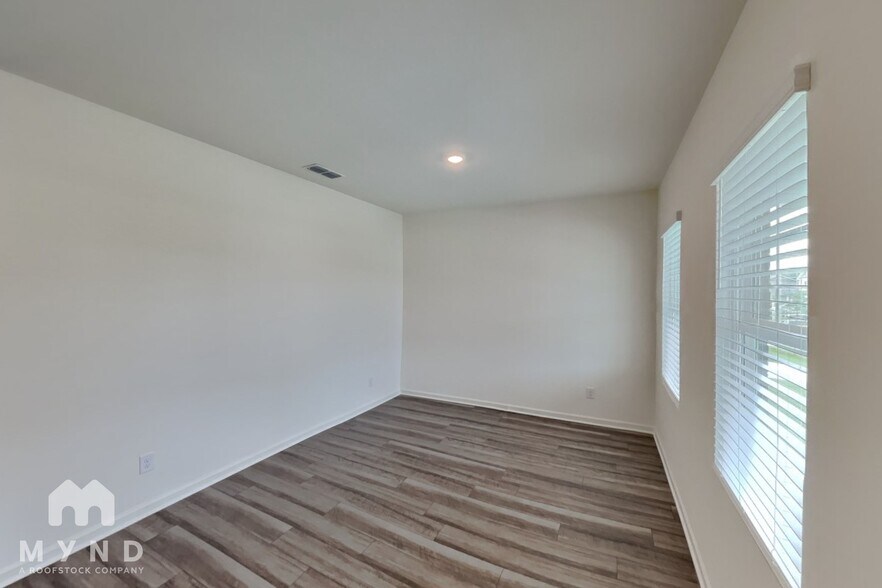 Building Photo - 121 Maison Dr