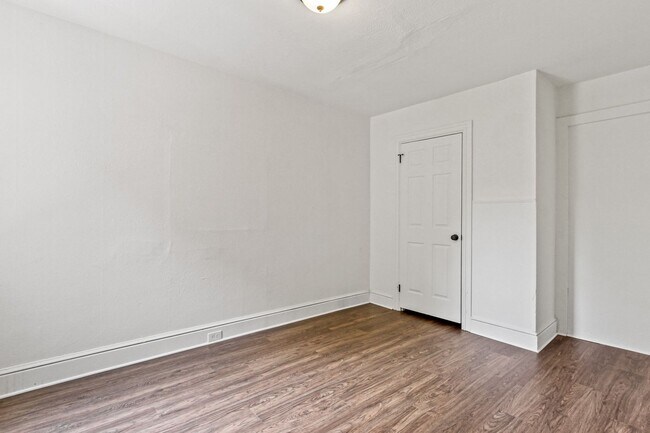 Building Photo - Spacious 5 Bedroom Home w/ Balcony, Porch & Yard Space!