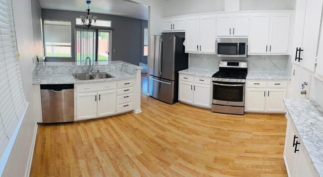 Building Photo - 565 Edenderry Dr