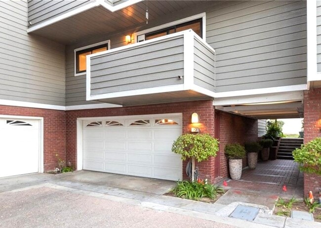 Primary Photo - Updated 2 bedroom townhome in Manhattan Vi...