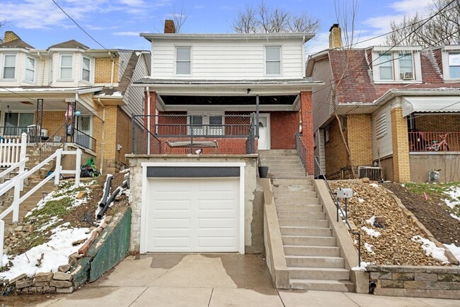 Building Photo - Stunning 4 bedroom home in Brookline available now!