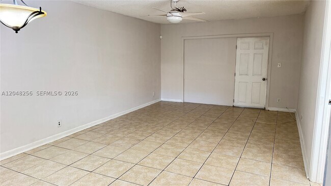 Building Photo - 5525 N Lakewood Cir