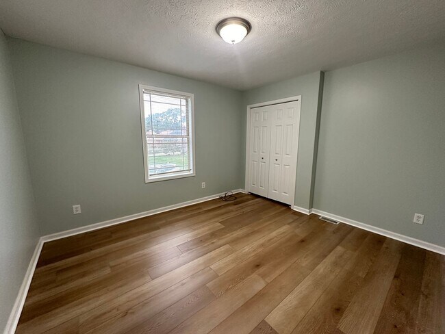 Building Photo - 2075 Janes Ave NE