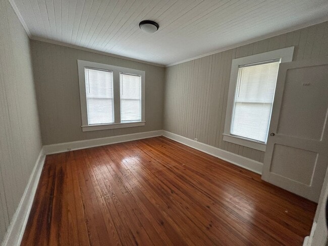 Building Photo - SUMMER MOVE-IN SPECIAL: $500 OFF 1ST MONTH...