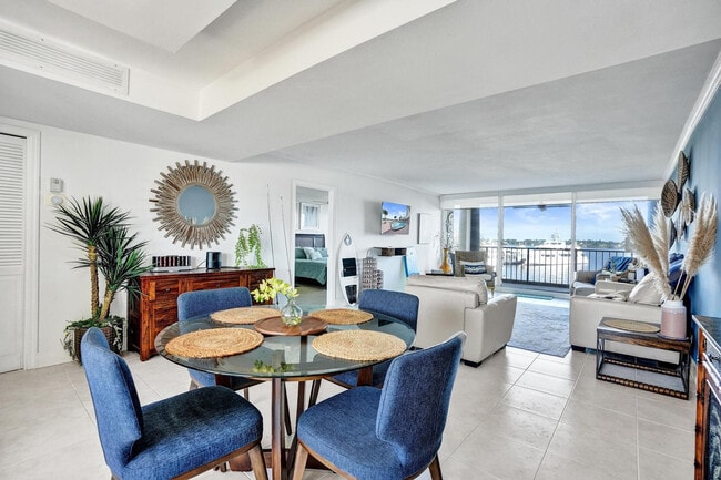 Building Photo - 132 Lakeshore Dr