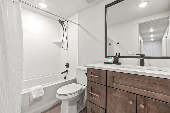 Building Photo - 6537 Silver Creek Dr