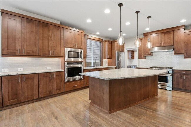 Building Photo - 4bd/4.5ba Sammamish Home