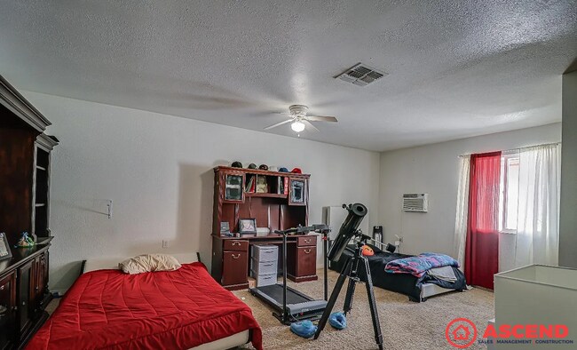 Building Photo - Spacious 5BD/2BA Home in Bakersfield's 93312 — Pool, Solar & Small Pets Welcome!