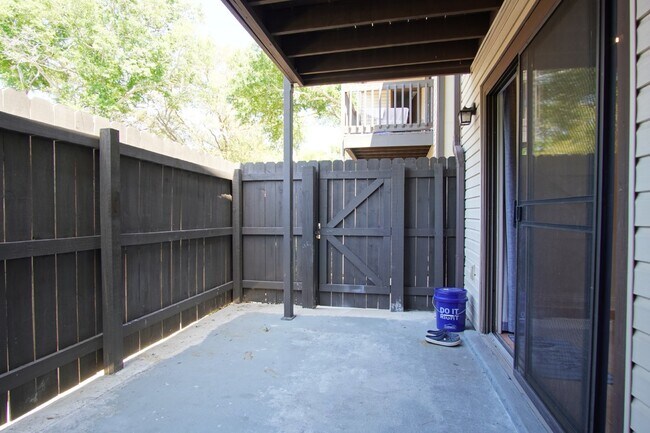 Building Photo - Modern 2-Bedroom Condo Across from the Bay...