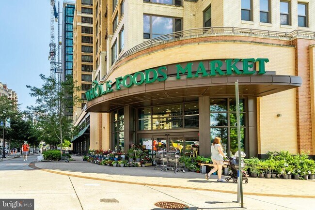 Building Photo - 1300 Army Navy Dr