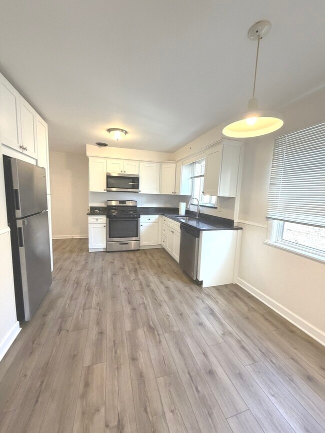 Building Photo - 2649 W Balmoral Ave