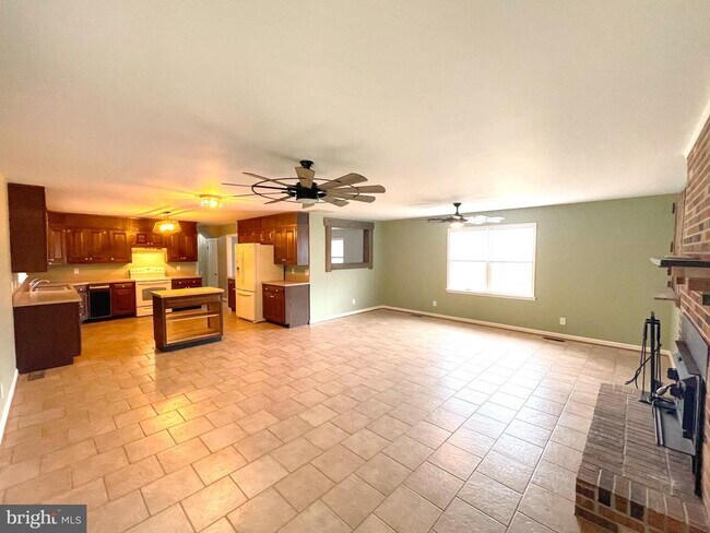 Building Photo - 10960 Earnshaw Ln