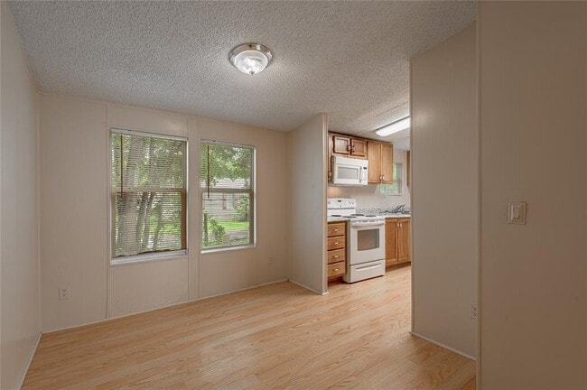 Building Photo - 1323 Avenue E