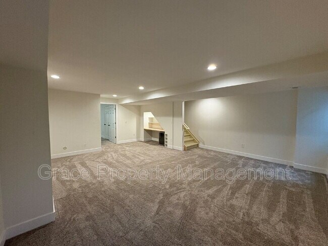 Building Photo - 352 Galapago St