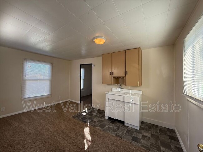 Building Photo - 200 1/2 Fillmore