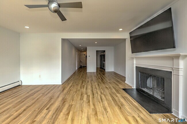 Building Photo - 105 Harbor Dr