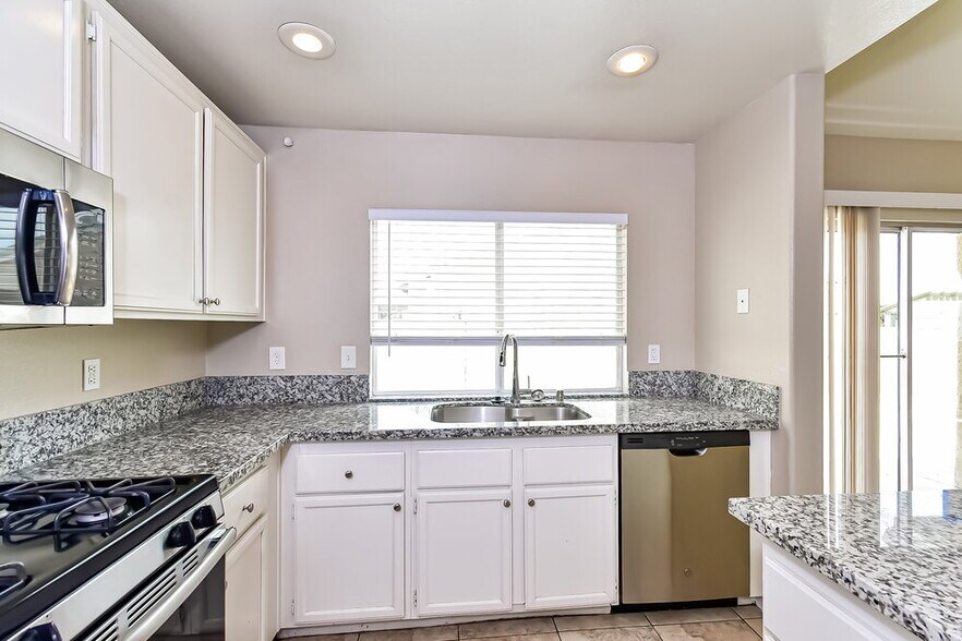 Building Photo - 2306 Hollow Oak Ave