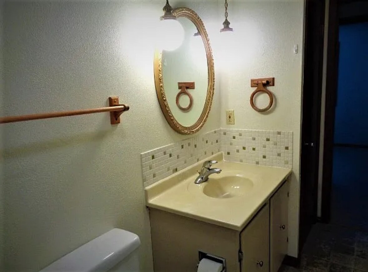 Full Bathroom - 312 N Main St