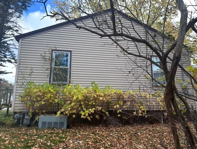 Building Photo - 801 Lake View Dr