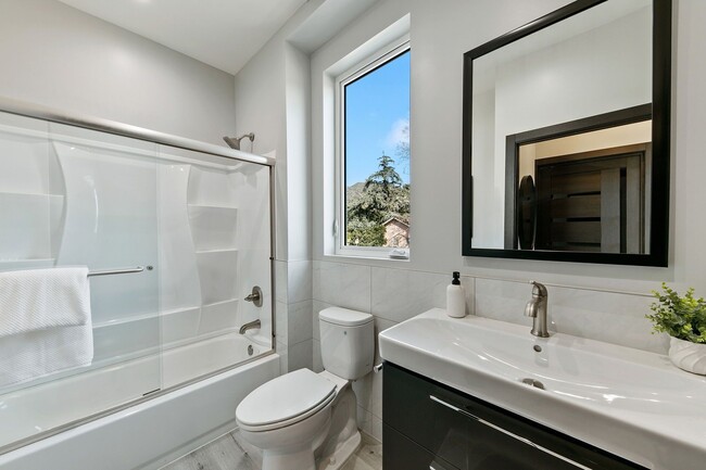 Building Photo - 13637 N Fellows Ave