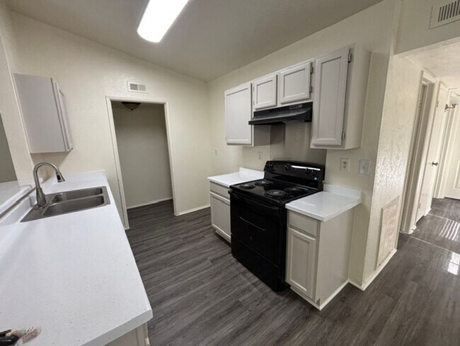 Building Photo - 2517 Limestone Dr