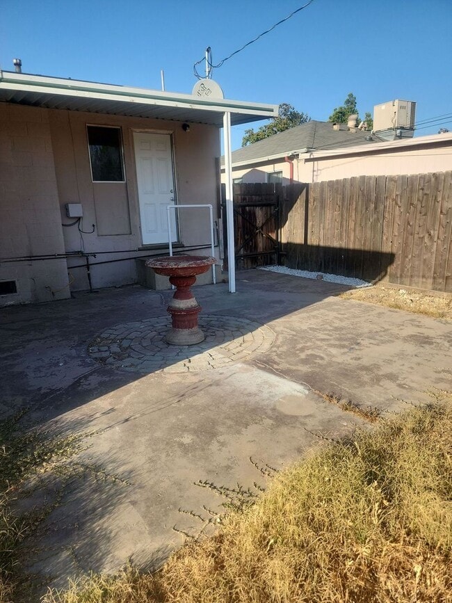 Building Photo - Lovely property in Bakersfield – 10 Minute...