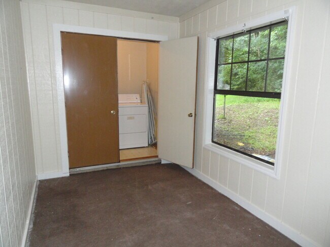 Building Photo - SPACIOUS 2/2 w/ Washer/Dryer (as-is), Sunroom, Fireplace, & More! Available March 1st for $1050/m...