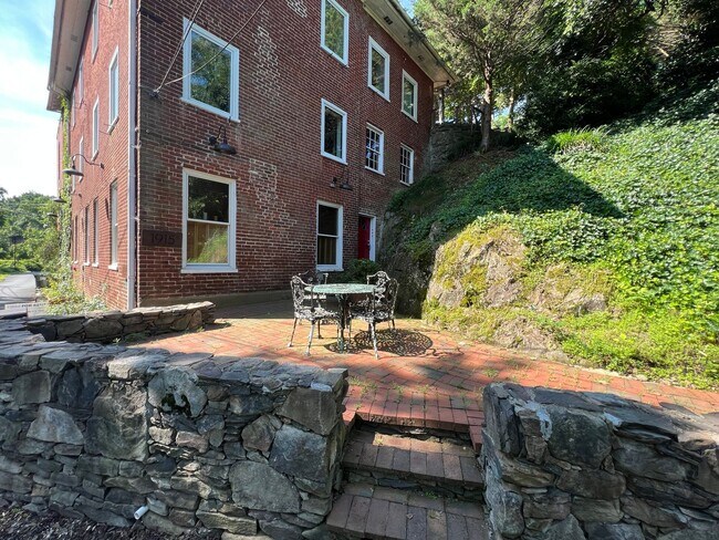 Building Photo - Historic Woolen Mills Mill House