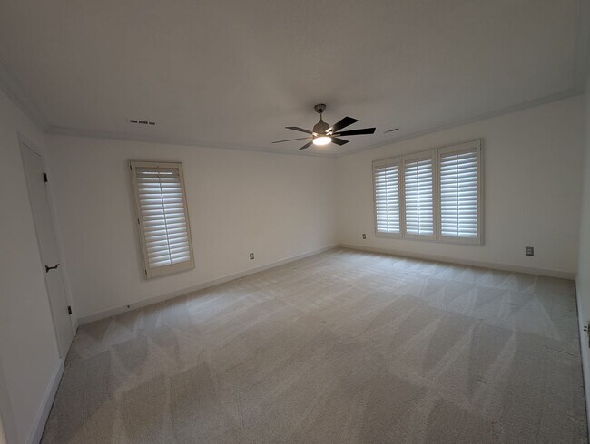 Building Photo - Charming 4 bedroom, 2.5 bath home located in the Raintree Community!